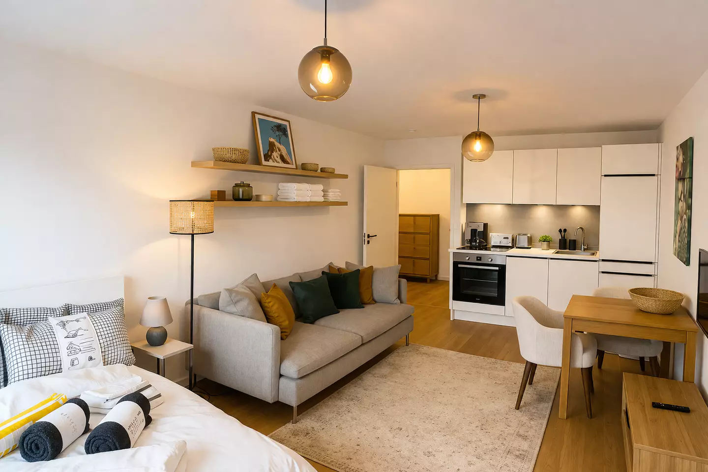 MAXIMALER KOMFORT: Vom Bett bis zum Handtuch – Dein fertiges Luxus-Studio